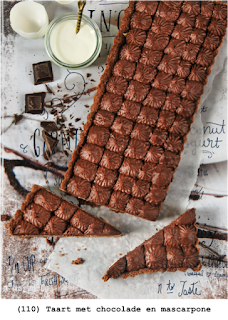 Taart met chocolade en mascarpone: bodem van chocolade, laagje mascarpone en chocoladecreme Taart met chocolade en mascarpone: bodem van chocolade, laagje mascarpone en chocoladecreme