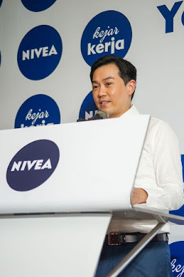 Mr Ng Hock Guan, Country Manager Beiersdorf Malaysia & Singapore giving his speech.jpg Mr Ng Hock Guan, Country Manager Beiersdorf Malaysia & Singapore giving his speech.jpg