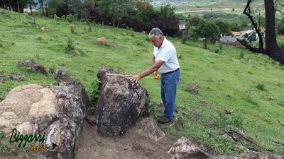 Bizzarri na pedreira escolhendo pedras para fazer as construções com pedras, paisagismo com pedras, lagos ornamentais, jardins com pedras, paredes com pedras, escadas com pedras e caminhos com pedra.