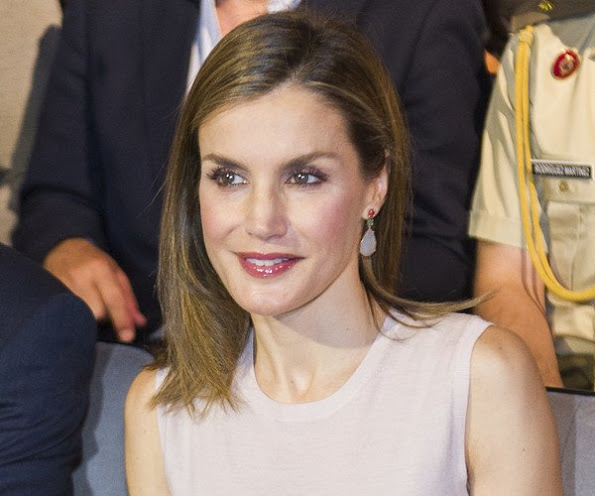 Princess of Asturias Foundation, Queen Letizia wore Hugo Boss trousers, tops, wore Magrit shoes, Tous Jeweler diamond earrings