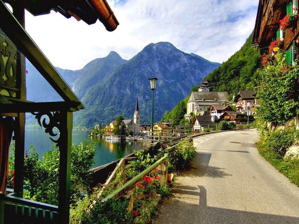 Швейцария маленькая страна. Австрия озеро Гальштат. Деревня в Австрии Гальштат. Альпийская деревня Гальштат. Гальштат Австрия улицы.