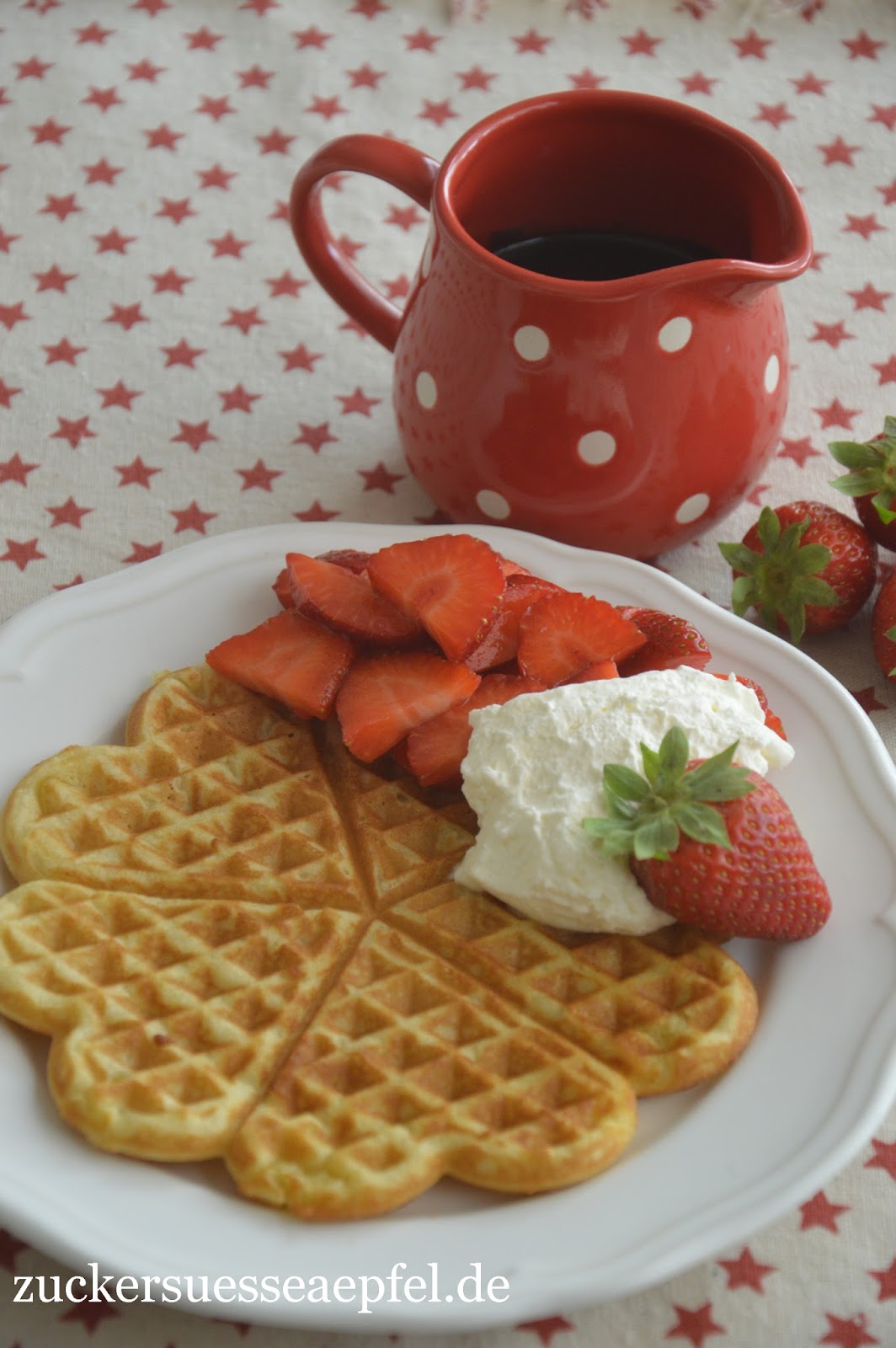 Dänische Waffelrezept mit Erdbeeren, Sahne und selbst gemachter