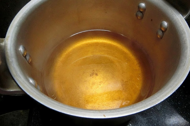 調味料を圧力鍋で砂糖が溶けるまで煮込む