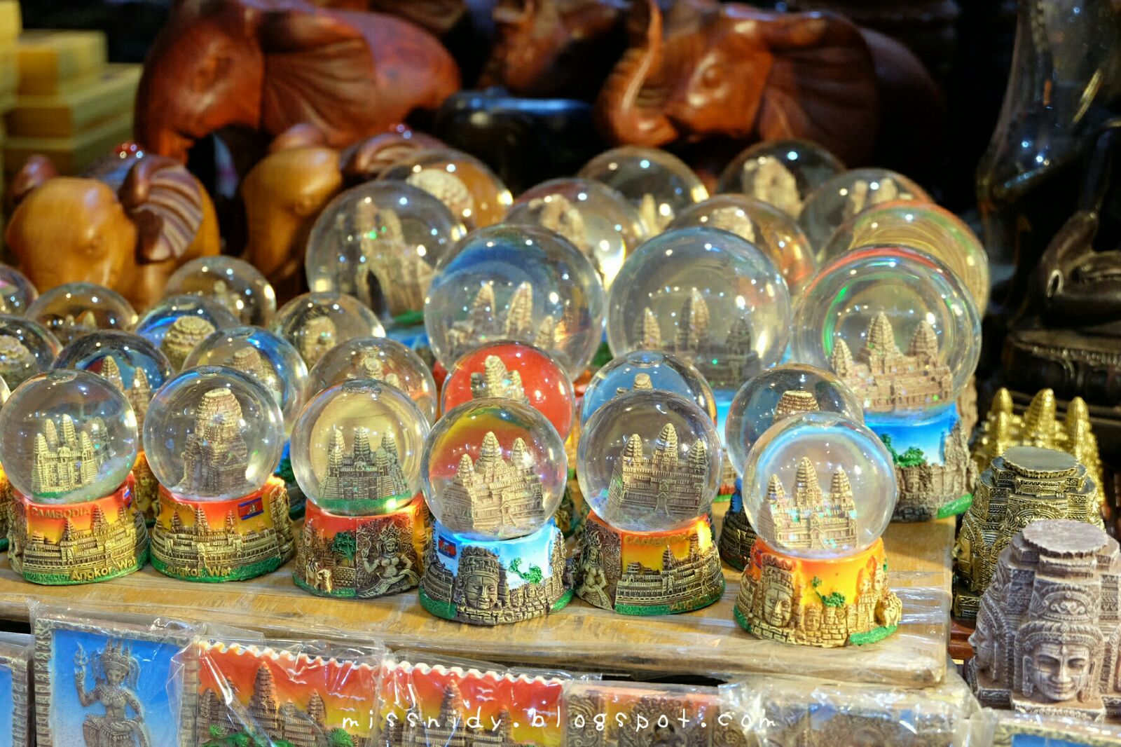 beli oleh-oleh snow globe di night market siem reap