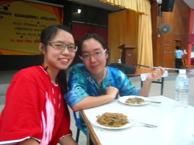 This is Huey Ting and I and I do think that she looks a lot like my ex-classmate back in 6AE, Mok Li Suet =P.