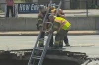 bomberos rescatando a una mujer