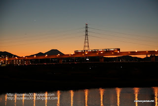 夕暮れの多摩川を渡るモノレール 夕暮れの多摩川を渡るモノレール写真