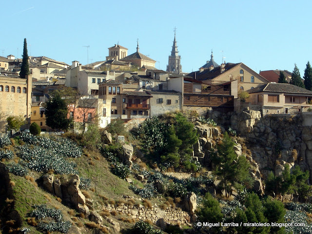 Sobre enhiesto desigual peñasco