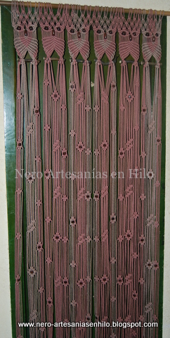 Nero artesanias en hilo: Cortina de Búhos, con hilo teñido.