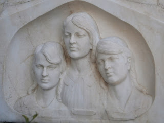 τo ταφικό μνημείο της οικογένειας Μόρφη στο νεκροταφείο Ναυπλίου