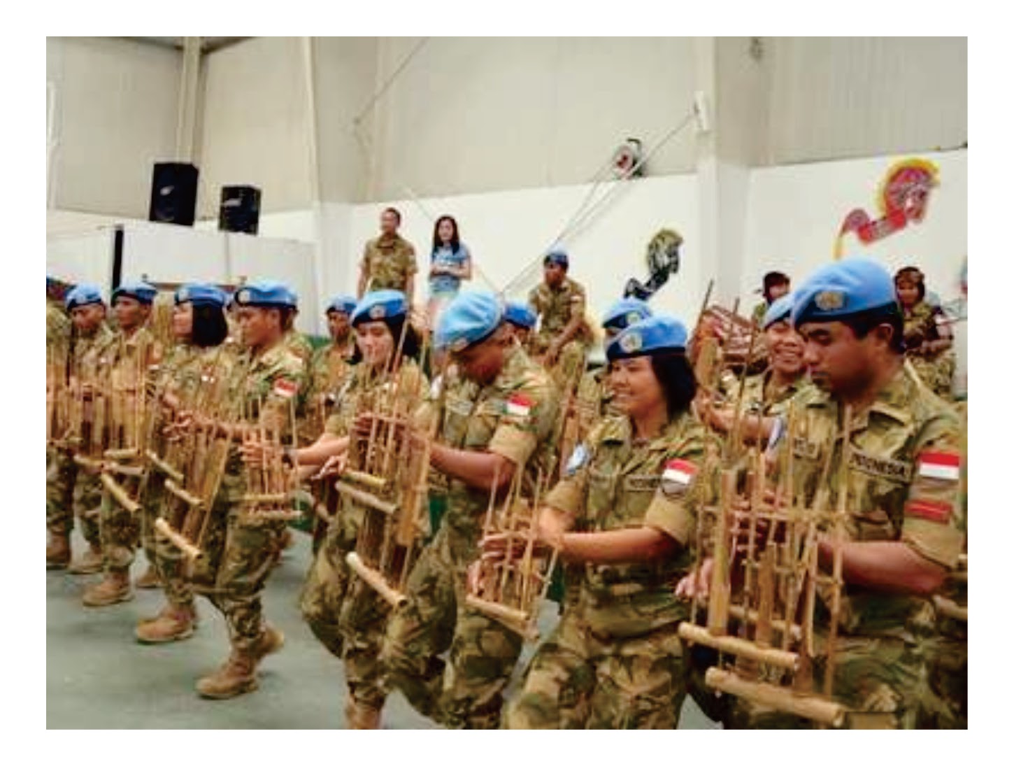 Anggota TNI Jago Main Angklung di Libanon