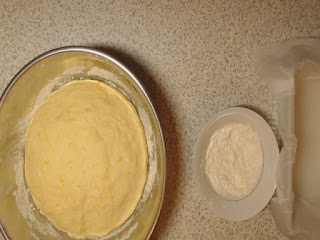 Wyrośnięte ciasto na chleb z dynią