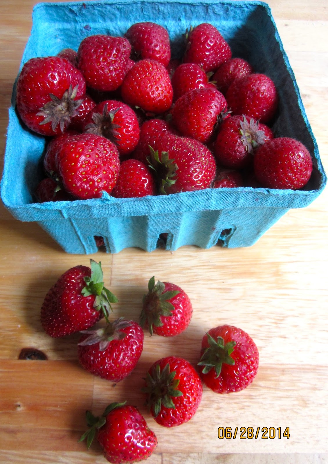 Brot &amp; Meer: ENDLICH FRÜHLING - ERDBEER-RHABARBER PIE!
