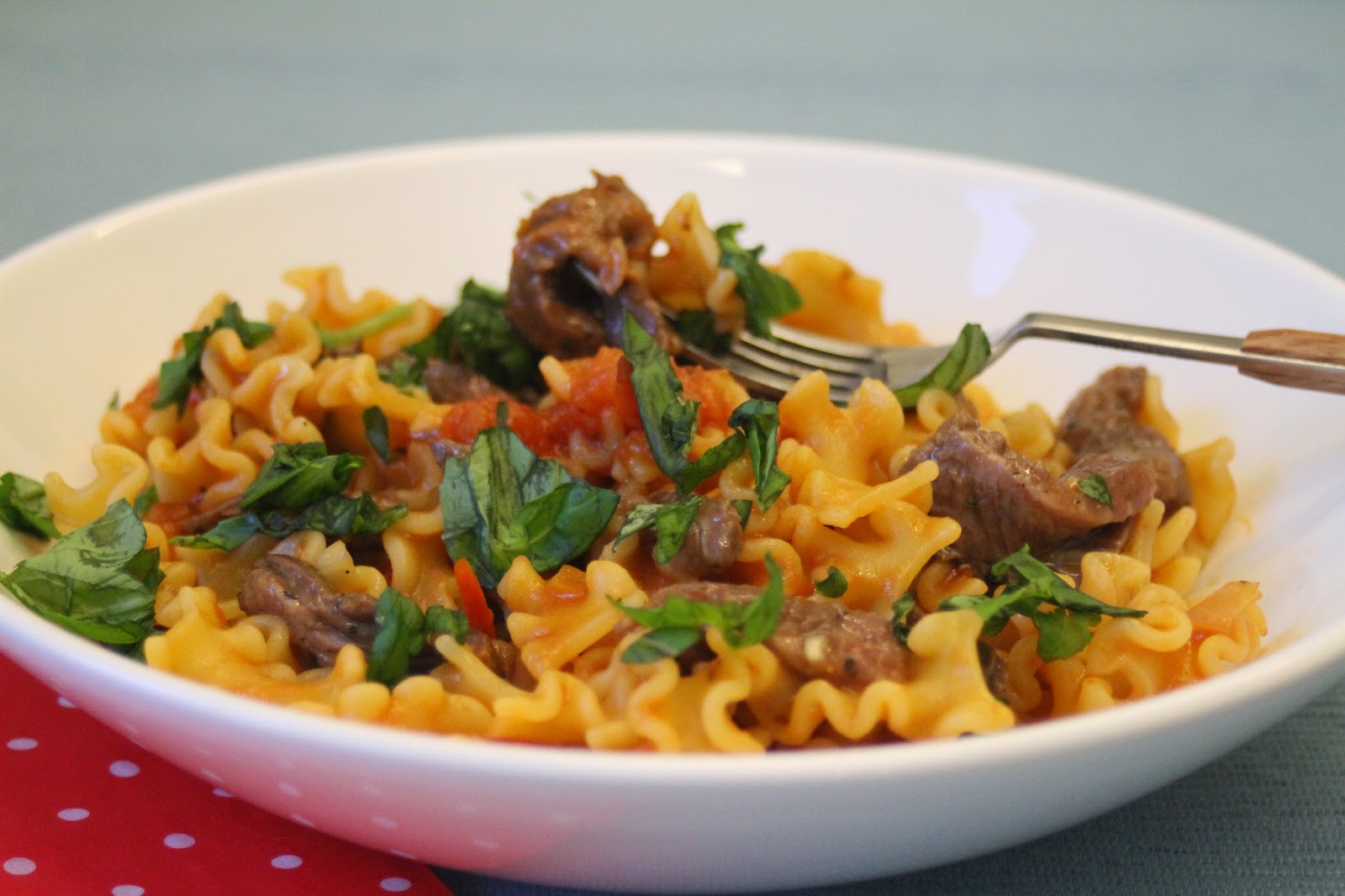 epätrendikäs ruokablogi Jälkimarinoitu flank steak, pasta ja