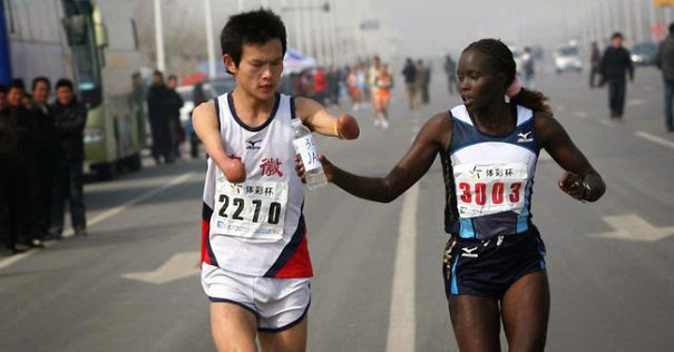 20+ Photos That Will Restore Your Faith In Humanity - Jacqueline Kiplimo Helps A Disabled Runner Finish A Marathon In Taiwan, Costing Her A First Place Finish