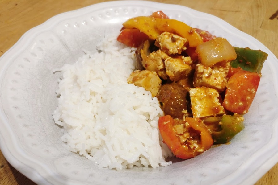 Sekundentakt: Reis mit Gemüse und Tofu in tomatiger Sauce