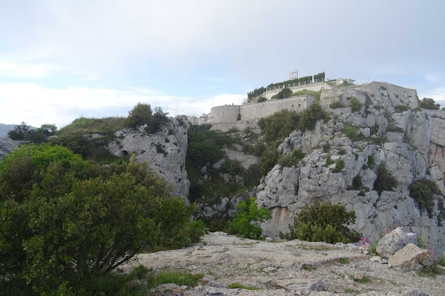 weißer Bunker auf dem Tête de Chien, weißen Felsbrocken, grüne Sträucher
