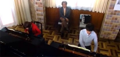 Tanioka observes Nodame and Chiaki playing pianos side by side