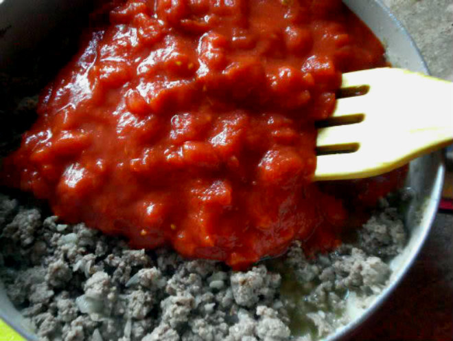 Greek moussaka by Laka kuharica: Stir in tomatoes, garlic, cinnamon, allspice, salt and pepper