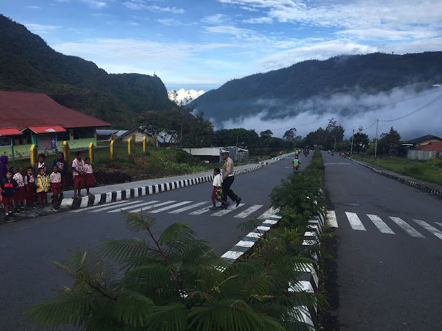 Satlantas Polres Puncak Jaya Gelar Strong Point di Kota Mulia Satlantas Polres Puncak Jaya Gelar Strong Point di Kota Mulia