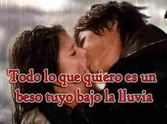 beso romántico bajo la lluvia