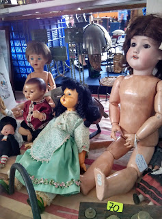 conjunto de muñecas antiguas en el desembalaje de arriondas