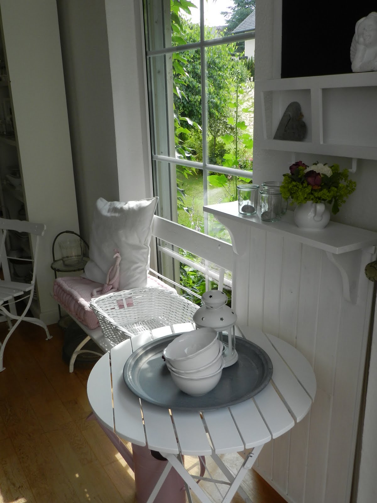 weiß & ein Hauch rosé: Holzverkleidung...