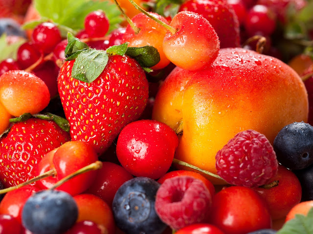 Свіжі фрукти та ягоди