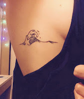 Tatuajes femeninos en las costillas olas