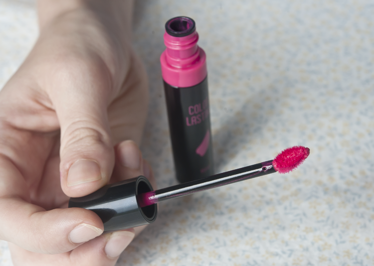 Korean Makeup Review Liptint Aritaum Color Lasting Tint in #7 Royal Fuchsia Doefoot Applicator Product Photography
