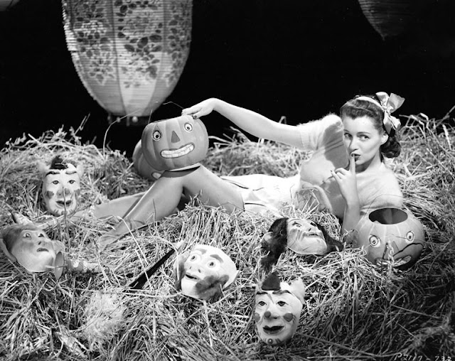 Retrospace: Foxy Ladies #28: Pumpkin Cheesecake