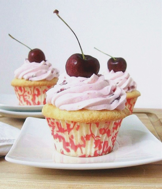 lemon cupcakes with fresh cherry buttercream :: une gamine dans la cuisine