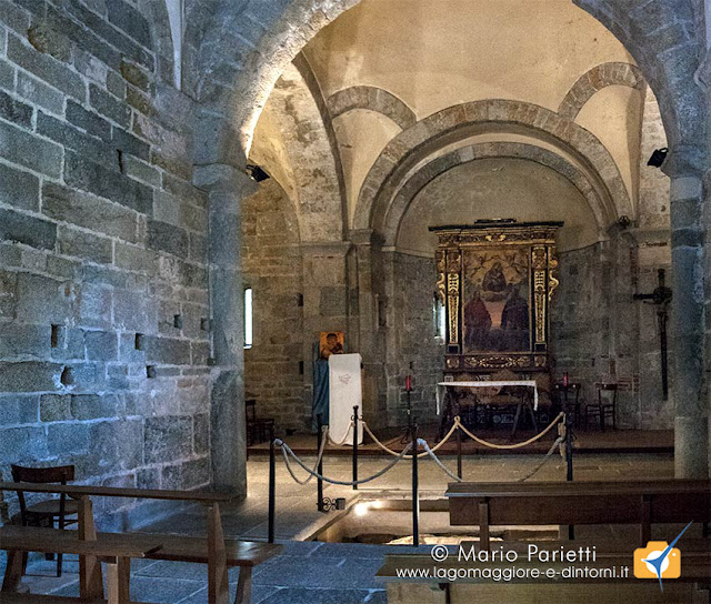 La chiesa romanica a Montorfano, vista interna La chiesa romanica a Montorfano, vista interna