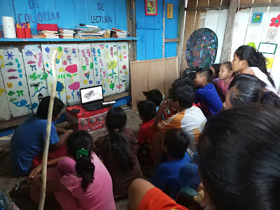 Compartiendo vídeos con los niños y niñas de la ONG.