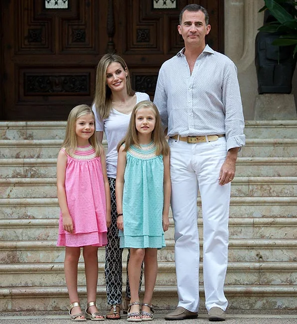 Queen Letizia and their daughters arrived in Palma de Mallorca for summer holiday