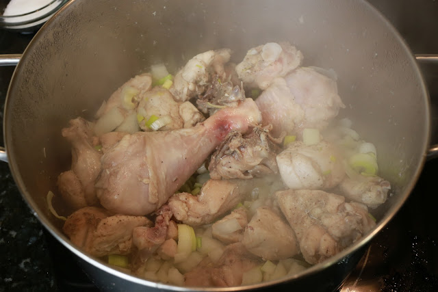 Preparación de pollo con langostinos