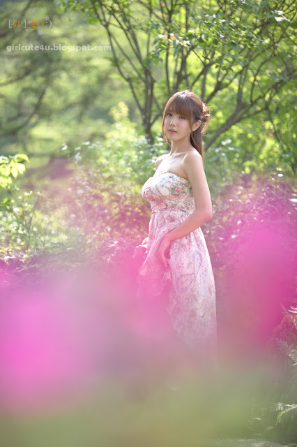 xxx nude girls: Heo Yun Mi - Outdoors in a Strapless Dress