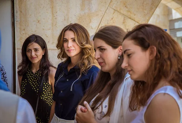 Queen Rania visits Amman Design Weeks exhibition at the Raghadan Terminal in Amman. Fashions, style weeks