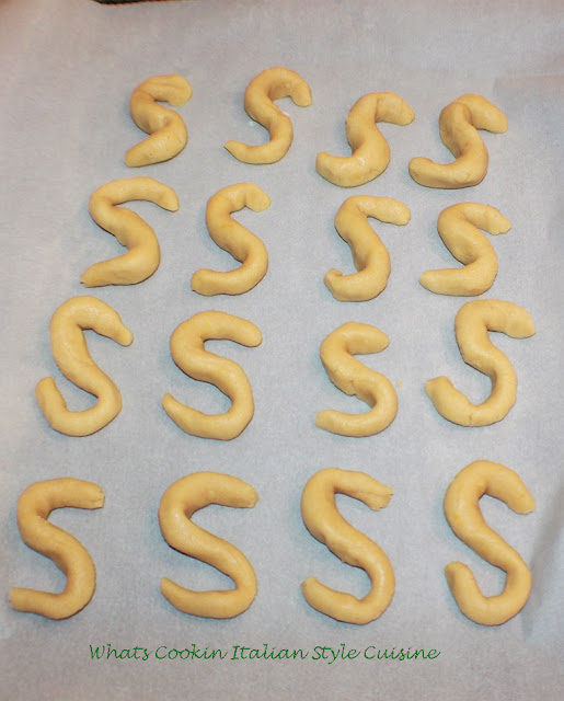 Italian dough for cookies in the shape of an S