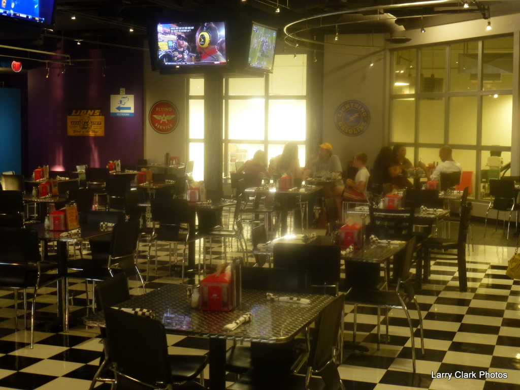 Road Runner Hotrods Restaurant & Longevity