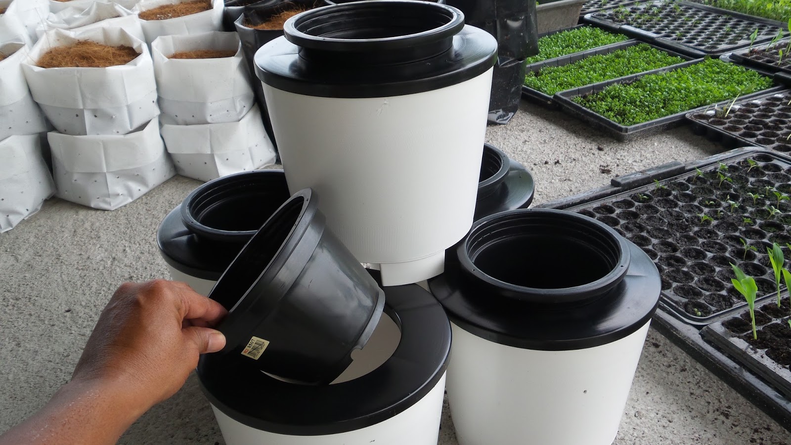 AKM TANI TECH : NUTRI POT & HYDRO POT