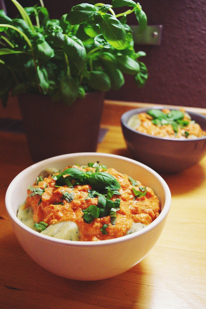 Basilikum-Gnocchi mit Tomaten-Ricotta-Soße