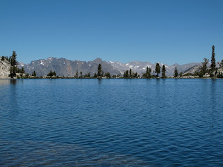 Glacier Lake und links im Hintergrund die Black Divide