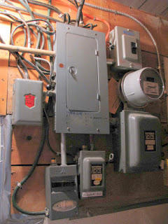electrician in Windsor, Ontario replaces old messy wiring and unsafe fuse box with one new and shiny breaker panel 226-783-4016