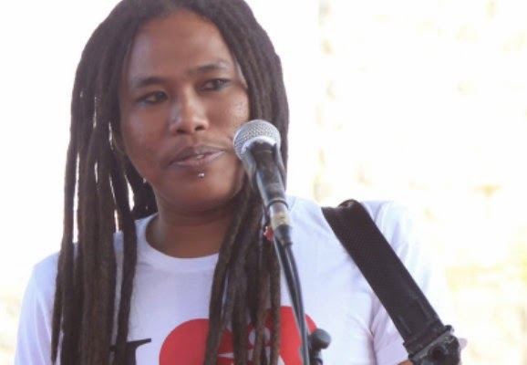 Nanoe Biroe Bermain Musik di Atas Sungai