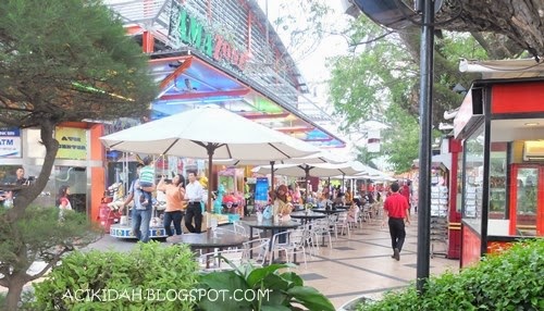 Deretan Restoran di Merdeka Walk Medan Indonesia