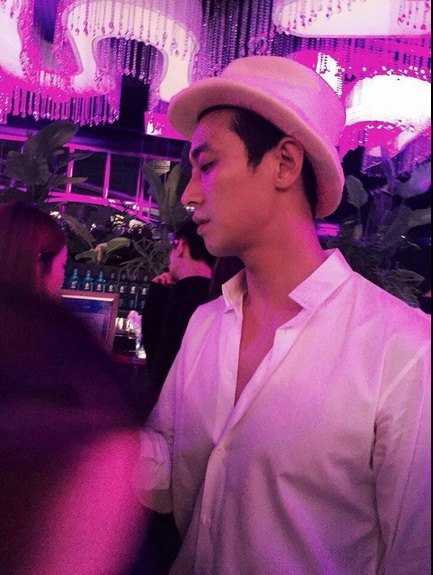Joo Ji Hoon levantando a Gain para una mejor vista en un concierto