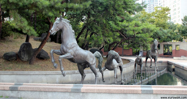 Estatuas de caballos en pequeño parque en Seocho