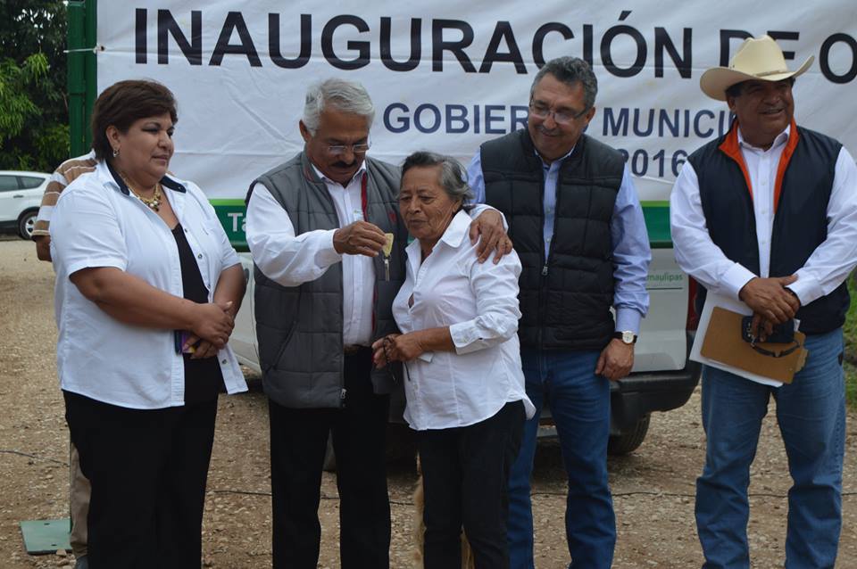 CON PANCARTA DE GRATITUD RECIBEN AL ALCALDE MARIO ZAMORANO EN LA