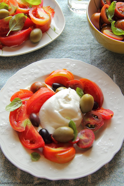 Tris di insalate: caprese con varietà di pomodori, misto di frutta e verdua con ribes e prosciutto crudo, insalata mista